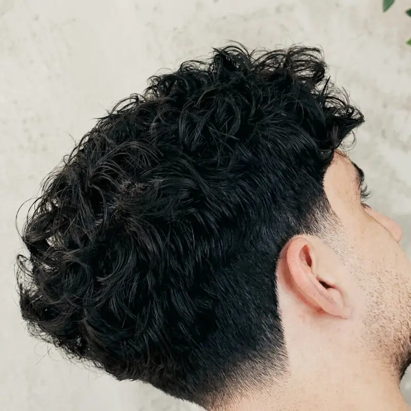 Dokulu siyah saç — kısa taper